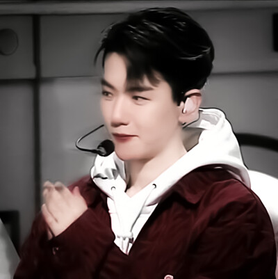  “我会在长椅上吹晚风时想你，我会在路灯下喝啤酒时想你，我会在灯光中突然愣住时想你，我会在星空下蓦然回首时想你，唯独我不想遇见你了.”
*边伯贤Baekhyun