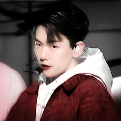  “我会在长椅上吹晚风时想你，我会在路灯下喝啤酒时想你，我会在灯光中突然愣住时想你，我会在星空下蓦然回首时想你，唯独我不想遇见你了.”
*边伯贤Baekhyun