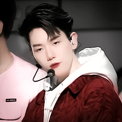  “我会在长椅上吹晚风时想你，我会在路灯下喝啤酒时想你，我会在灯光中突然愣住时想你，我会在星空下蓦然回首时想你，唯独我不想遇见你了.”
*边伯贤Baekhyun