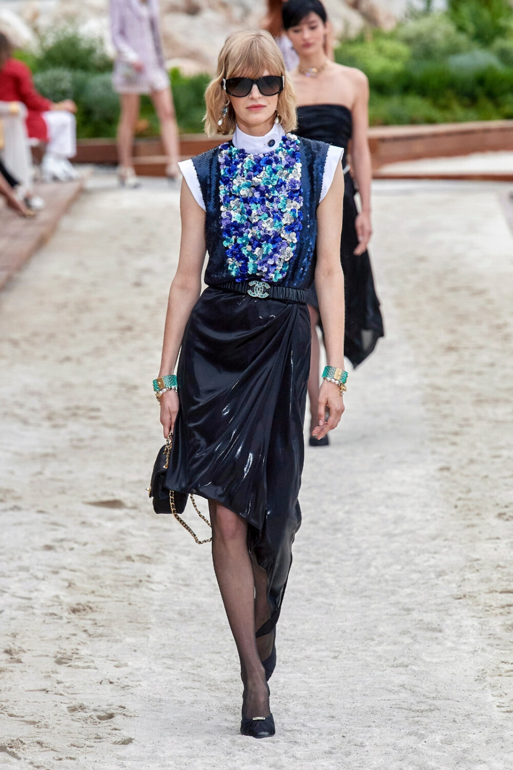 Chanel Cruise 2023 香奈儿早春度假系列
创意总监：Virginie Viard
秀场：摩纳哥蒙特卡罗海滩酒店
[weibo@iDest]