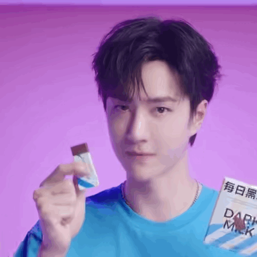 每日黑巧：
想表白，没勇气？
不如换种更巧的方式♥
用每日黑巧牛奶黑巧「每日心意礼盒」表白
七分甜力牛奶黑巧，加三分信心，成就十分爱意，甜力全开！
有黑巧的每一天，都是爱的补给。
一份心意，享三种口味——纯享原味、海盐榛子味、劲脆藜麦味。
#牛奶黑巧甜力全开# #王一博每日黑巧全球代言# http://t.cn/A6XMmZLW