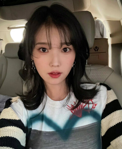 IU / 李知恩 ins更新
生日快乐呀