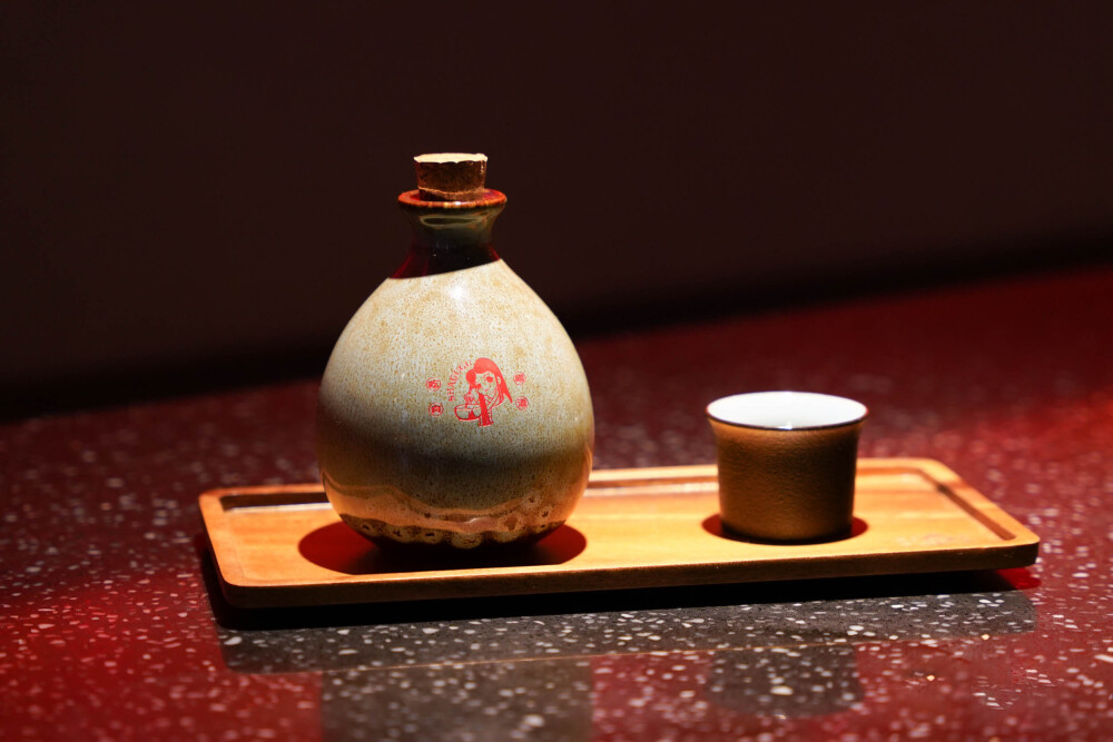 
餐饮品牌全案设计
「砂咕咕·砂锅小酒馆」
·
水至此而夷，山至此而陵。宜昌，古名夷陵，人杰地灵，商旅繁荣，码头文化兴盛且自带江湖豪情。「砂咕咕·砂锅小酒馆」品牌和空间围绕“码头吃砂锅”概念，以“码头文化+江湖感+侠客风”为主线开展。「砂咕咕」将码头文化母体转嫁到品牌打造和空间设计中。
品牌故事：繁忙的河边码头，商船往来如梭，人们恋爱也火急火燎，充满豪迈爽直的码头气息。码头上，炊烟袅袅，一妇女为丈夫烹调咕咕热腾的砂锅美食。妇女龙氏，人称姑姑；丈夫杨氏，人称杨少侠。这对侠侣恩爱勤俭，经多年积累后富裕起来，决定开设一家砂锅店，搭配酒水，慰劳码头奔走的码头兄弟。新店取龙氏之名+砂锅热腾咕咕冒香气