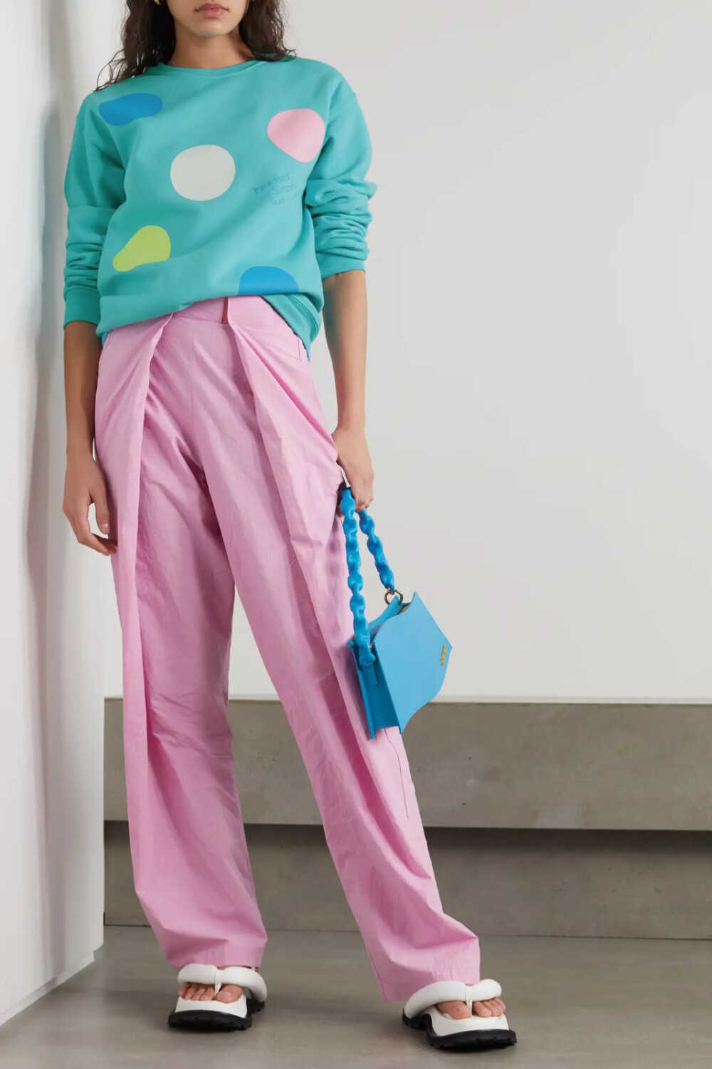 paradised 常常将充满活泼意趣的标语印在裁剪宽松的衣物上,让人仿佛