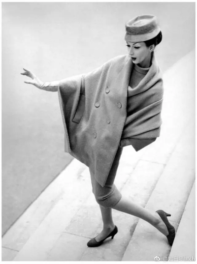 朵薇玛 (Dovima) 是著名人物摄影师理查德·阿维顿 (Richard Avedon) 的灵感缪斯。她的神秘而高贵就宛若达芬奇著名的油画《蒙娜丽莎》 ，在理查德·阿维顿 (Richard Avedon) 的镜头下，朵薇玛 (Dovima) 犹若不食人间烟…