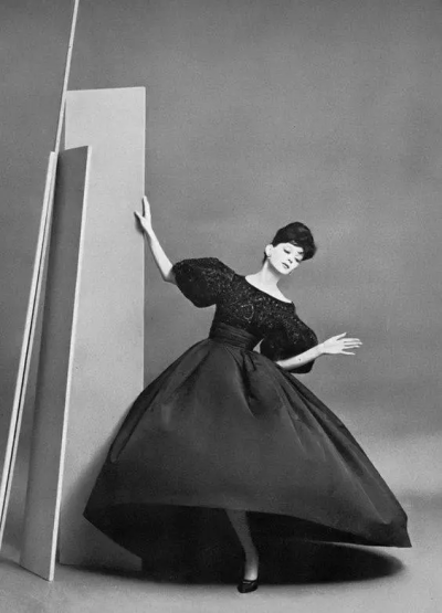 朵薇玛 (Dovima) 是著名人物摄影师理查德·阿维顿 (Richard Avedon) 的灵感缪斯。她的神秘而高贵就宛若达芬奇著名的油画《蒙娜丽莎》 ，在理查德·阿维顿 (Richard Avedon) 的镜头下，朵薇玛 (Dovima) 犹若不食人间烟…