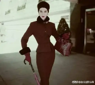 朵薇玛 (Dovima) 是著名人物摄影师理查德·阿维顿 (Richard Avedon) 的灵感缪斯。她的神秘而高贵就宛若达芬奇著名的油画《蒙娜丽莎》 ，在理查德·阿维顿 (Richard Avedon) 的镜头下，朵薇玛 (Dovima) 犹若不食人间烟…