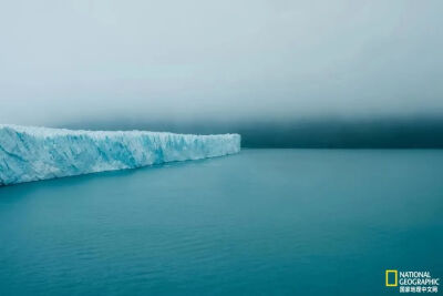 冰川国家公园
巴塔哥尼亚天气变幻无常，浓雾中只剩一座大冰块。摄影：GUILLAUME FLANDRE
