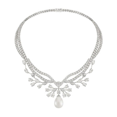  Chaumet 尚美「Joséphine Aigrette Impériale」以美好年代时期的羽毛头饰为灵感 白金项链 坠有一颗水滴形切割珍珠，点缀圆形切割钻石