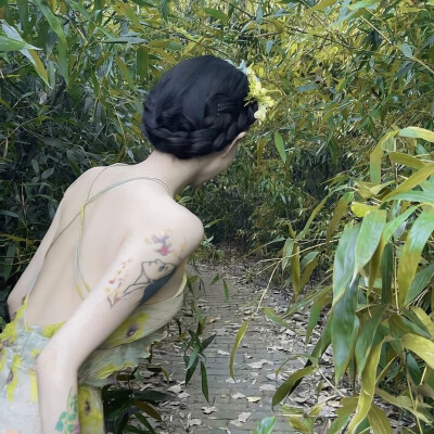  很哇塞的女头像
干净.淑女、背影
（小栀音）