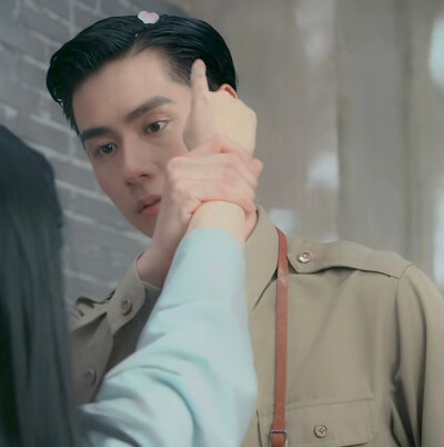 ◎胡一天 章若楠
◎张启 孟海棠
《凭栏一片风云起》
“我接住你”