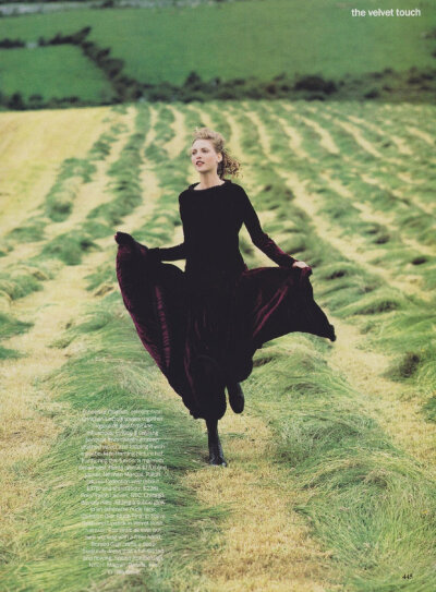 Vogue September 1993 "The Velvet Touch"
Model: Nadja Auermann
Photographer: Arthur Elgort
Fashion Editor: Grace Coddington
Hair: Didier Malige
Makeup: Brigitte Reiss-Andersen
[weibo@Ouvg][weibo@陳大方…