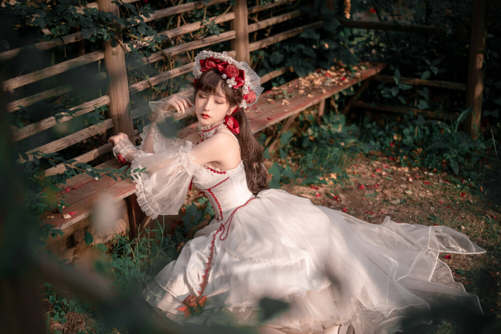 咱就是说 还有比轻花嫁更适合成年礼穿的嘛？樱洛芙家的白皇后 宫廷风满满 小公主的氛围感一下子就出来了嘛
