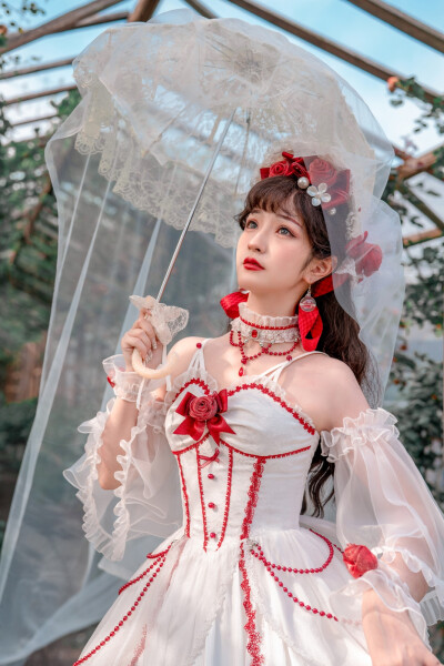 蹲了很久的稿子终于出模特图啦，樱洛芙家的白皇后！还原度超高，老店铺果然没让我失望！！这个收腰简直太棒啦