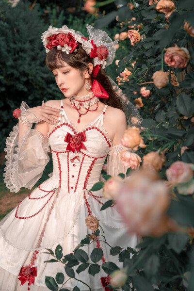 蹲了很久的稿子终于出模特图啦，樱洛芙家的白皇后！还原度超高，老店铺果然没让我失望！！这个收腰简直太棒啦