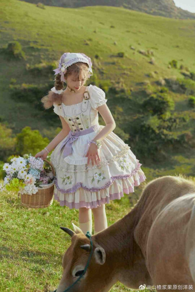 山楂浆果原创家的巴伐利亚真的很田园风，感觉下一秒提个小篮子就可以出门去郊游了，真的拒绝不了这种风格的小裙子