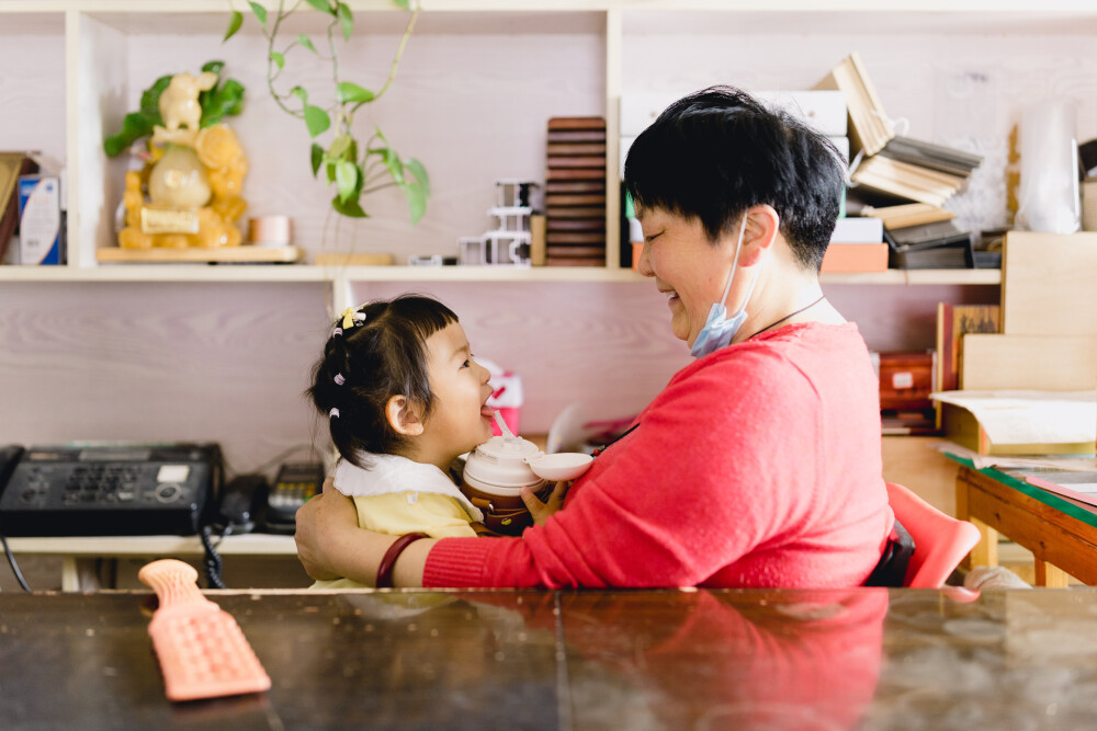 如何做最好的自己
摄影：洪小漩
出镜：家人
若非老爸阑尾炎手术，我大抵是不会专门请假回家的。
凌晨，妈妈一个人在手术室外守候，而作为儿女的我们，却有着各自的理由，一时赶不回。先我们一步到的反而是堂姐和堂姐夫。
待我赶到家，爸爸已经在病房内，妈妈则负责每日送一顿饭去，只因为心疼爸爸会觉得医院食堂饭菜没味。但是，爸爸也不想让妈妈如此奔波，推说，最近横竖提不起劲来吃东西。
我回家的日子，和妈妈走在村中，打照面的人总会关心几句老爸的症状，寒暄病况，或者推荐自觉靠谱的医生。宗族的远近亲也会包个红包上门，妈妈无一例外全部退回。
她和我爸口径一致：今年大家生计艰难，再说又不是大病，不搞这些，都