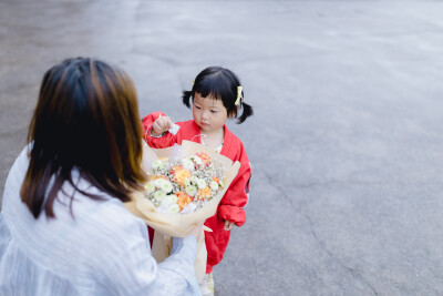 如何做最好的自己
摄影：洪小漩
出镜：家人
若非老爸阑尾炎手术，我大抵是不会专门请假回家的。
凌晨，妈妈一个人在手术室外守候，而作为儿女的我们，却有着各自的理由，一时赶不回。先我们一步到的反而是堂姐和…