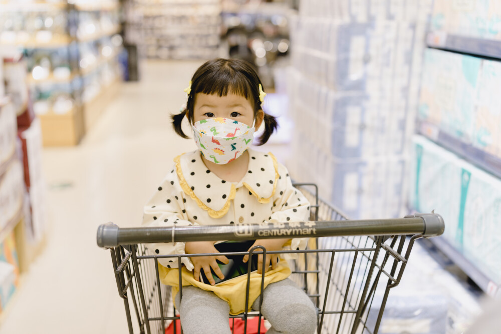 如何做最好的自己
摄影：洪小漩
出镜：家人
若非老爸阑尾炎手术，我大抵是不会专门请假回家的。
凌晨，妈妈一个人在手术室外守候，而作为儿女的我们，却有着各自的理由，一时赶不回。先我们一步到的反而是堂姐和堂姐夫。
待我赶到家，爸爸已经在病房内，妈妈则负责每日送一顿饭去，只因为心疼爸爸会觉得医院食堂饭菜没味。但是，爸爸也不想让妈妈如此奔波，推说，最近横竖提不起劲来吃东西。
我回家的日子，和妈妈走在村中，打照面的人总会关心几句老爸的症状，寒暄病况，或者推荐自觉靠谱的医生。宗族的远近亲也会包个红包上门，妈妈无一例外全部退回。
她和我爸口径一致：今年大家生计艰难，再说又不是大病，不搞这些，都