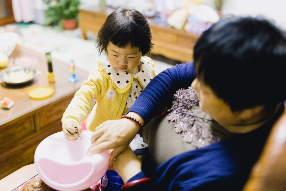 如何做最好的自己
摄影：洪小漩
出镜：家人
若非老爸阑尾炎手术，我大抵是不会专门请假回家的。
凌晨，妈妈一个人在手术室外守候，而作为儿女的我们，却有着各自的理由，一时赶不回。先我们一步到的反而是堂姐和堂姐夫。
待我赶到家，爸爸已经在病房内，妈妈则负责每日送一顿饭去，只因为心疼爸爸会觉得医院食堂饭菜没味。但是，爸爸也不想让妈妈如此奔波，推说，最近横竖提不起劲来吃东西。
我回家的日子，和妈妈走在村中，打照面的人总会关心几句老爸的症状，寒暄病况，或者推荐自觉靠谱的医生。宗族的远近亲也会包个红包上门，妈妈无一例外全部退回。
她和我爸口径一致：今年大家生计艰难，再说又不是大病，不搞这些，都