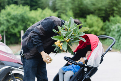 如何做最好的自己
摄影：洪小漩
出镜：家人
若非老爸阑尾炎手术，我大抵是不会专门请假回家的。
凌晨，妈妈一个人在手术室外守候，而作为儿女的我们，却有着各自的理由，一时赶不回。先我们一步到的反而是堂姐和…