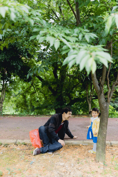 如何做最好的自己
摄影：洪小漩
出镜：家人
若非老爸阑尾炎手术，我大抵是不会专门请假回家的。
凌晨，妈妈一个人在手术室外守候，而作为儿女的我们，却有着各自的理由，一时赶不回。先我们一步到的反而是堂姐和…