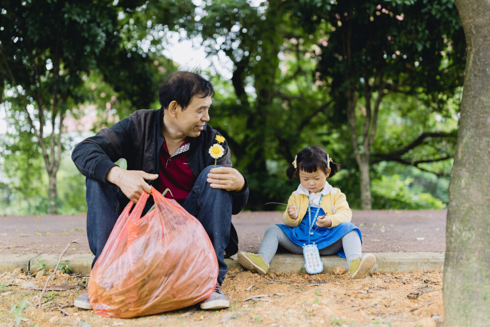 如何做最好的自己
摄影：洪小漩
出镜：家人
若非老爸阑尾炎手术，我大抵是不会专门请假回家的。
凌晨，妈妈一个人在手术室外守候，而作为儿女的我们，却有着各自的理由，一时赶不回。先我们一步到的反而是堂姐和堂姐夫。
待我赶到家，爸爸已经在病房内，妈妈则负责每日送一顿饭去，只因为心疼爸爸会觉得医院食堂饭菜没味。但是，爸爸也不想让妈妈如此奔波，推说，最近横竖提不起劲来吃东西。
我回家的日子，和妈妈走在村中，打照面的人总会关心几句老爸的症状，寒暄病况，或者推荐自觉靠谱的医生。宗族的远近亲也会包个红包上门，妈妈无一例外全部退回。
她和我爸口径一致：今年大家生计艰难，再说又不是大病，不搞这些，都