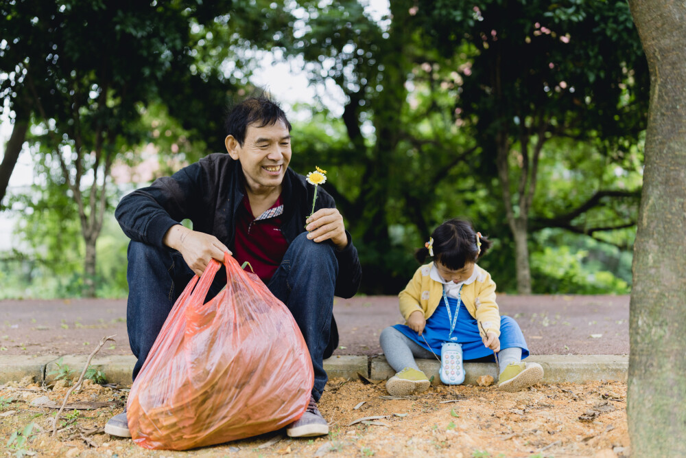 如何做最好的自己
摄影：洪小漩
出镜：家人
若非老爸阑尾炎手术，我大抵是不会专门请假回家的。
凌晨，妈妈一个人在手术室外守候，而作为儿女的我们，却有着各自的理由，一时赶不回。先我们一步到的反而是堂姐和堂姐夫。
待我赶到家，爸爸已经在病房内，妈妈则负责每日送一顿饭去，只因为心疼爸爸会觉得医院食堂饭菜没味。但是，爸爸也不想让妈妈如此奔波，推说，最近横竖提不起劲来吃东西。
我回家的日子，和妈妈走在村中，打照面的人总会关心几句老爸的症状，寒暄病况，或者推荐自觉靠谱的医生。宗族的远近亲也会包个红包上门，妈妈无一例外全部退回。
她和我爸口径一致：今年大家生计艰难，再说又不是大病，不搞这些，都