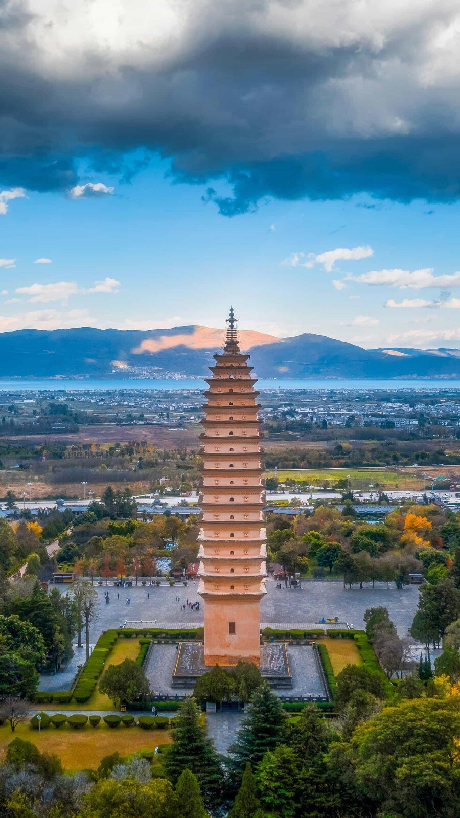 大理崇圣寺三塔与苍山、洱海交相辉映，点缀着古城大理的历史风韵。©视觉中国