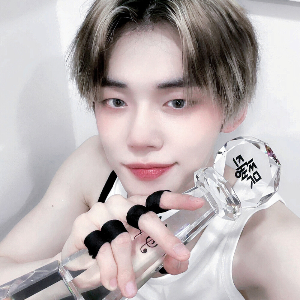 "-YeonJun-"
对视的时候，你的心也在说欢迎光临吗？
原截39xiu