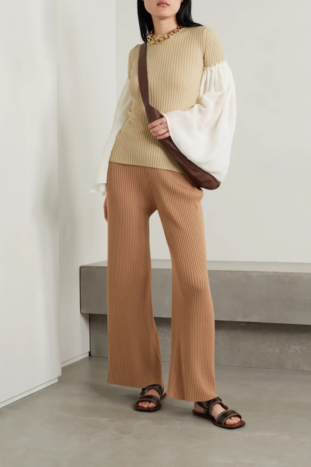 chloé 这款长裤以奢华的羊毛羊绒混纺纱线织就,呈百搭棕色