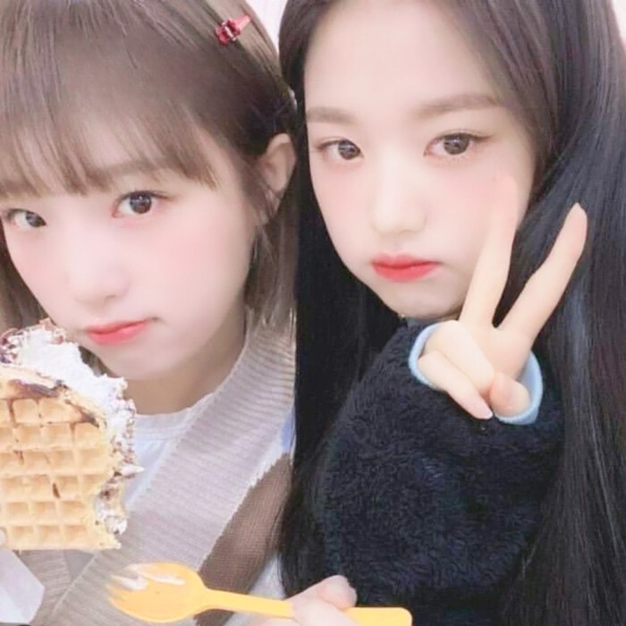 美女间的贴贴～