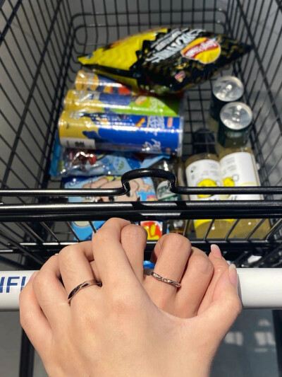 情侣牵手/侵权删