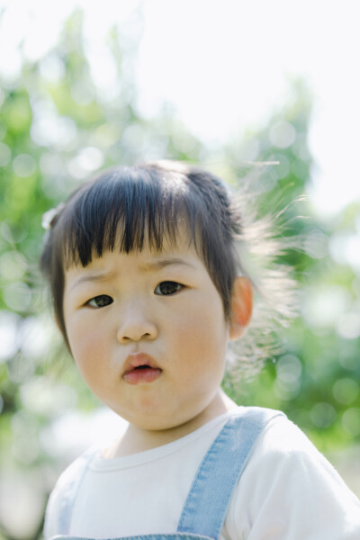 外婆的桃园
摄影：洪小漩
出镜：家人
这是五一假期最后半日，在外婆的桃园里拍的照片。那一日，阳光正好，婆婆帮着外婆修剪过剩的桃子，希望留下的能在盛夏卖个好价钱。
这片桃园，是外公留给外婆的，连着那片樱…