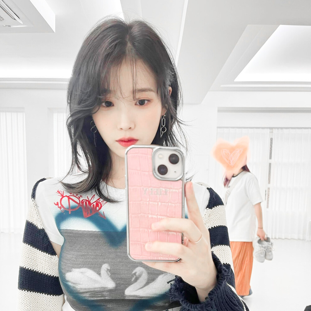 IU