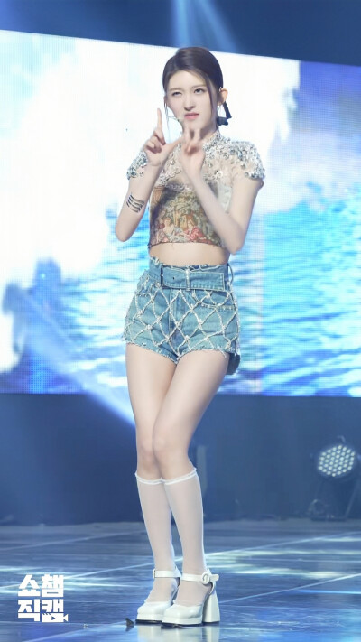 宫胁咲良壁纸可二改
金秋天壁纸可二改
刘諟我壁纸可二改