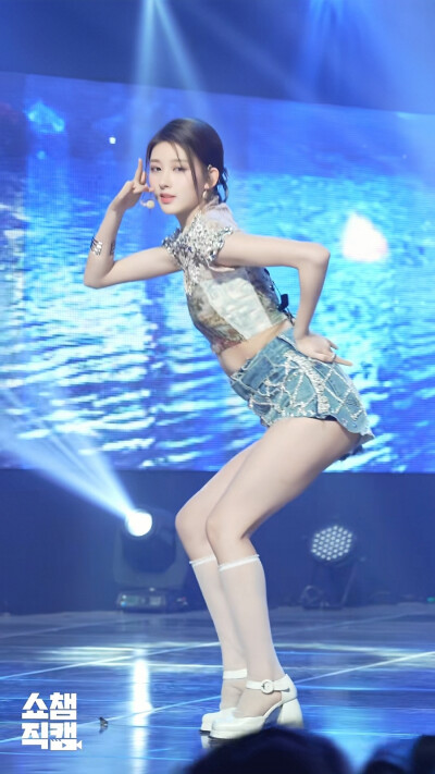 宫胁咲良壁纸可二改
金秋天壁纸可二改
刘諟我壁纸可二改