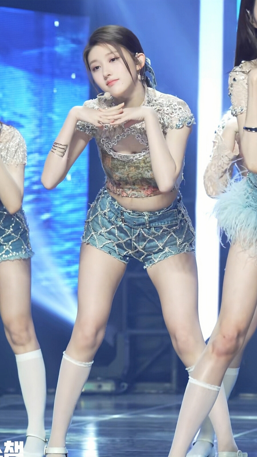 宫胁咲良壁纸可二改
金秋天壁纸可二改
刘諟我壁纸可二改