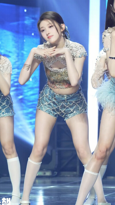 宫胁咲良壁纸可二改
金秋天壁纸可二改
刘諟我壁纸可二改