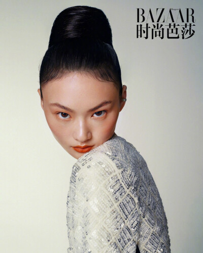 时尚芭莎六月刊，“如期而至”，香家女郎的简约优雅格调。
封面: 贺聪
摄影: Betina du Toit