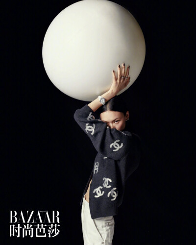 时尚芭莎六月刊，“如期而至”，香家女郎的简约优雅格调。
封面: 贺聪
摄影: Betina du Toit