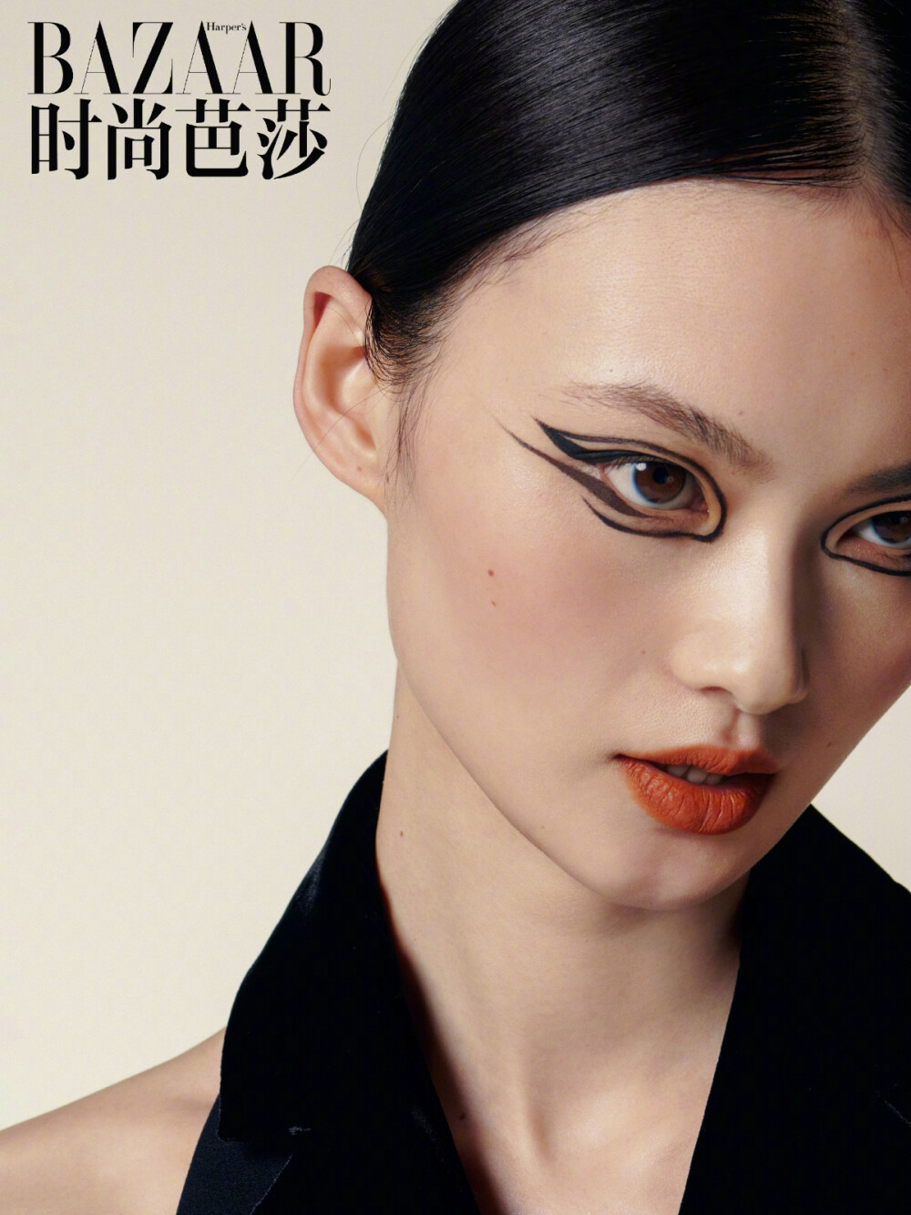 时尚芭莎六月刊，“如期而至”，香家女郎的简约优雅格调。
封面: 贺聪
摄影: Betina du Toit