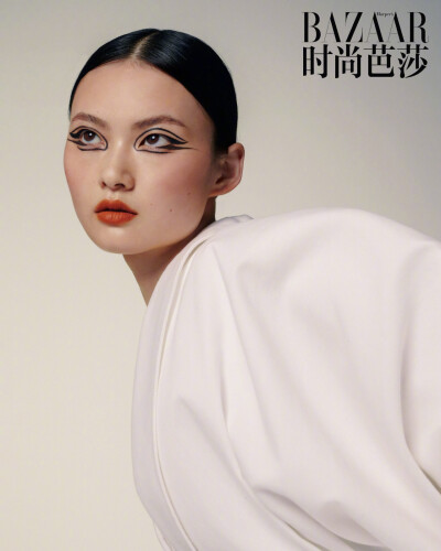 时尚芭莎六月刊，“如期而至”，香家女郎的简约优雅格调。
封面: 贺聪
摄影: Betina du Toit