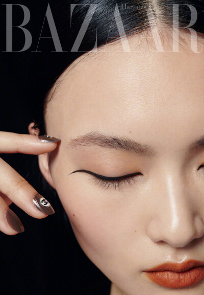 时尚芭莎六月刊，“如期而至”，香家女郎的简约优雅格调。
封面: 贺聪
摄影: Betina du Toit