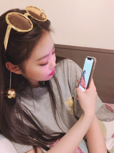 190309
不用多说~我会给susu机会说更长的话 嘿嘿嘿嘿
我的欧尼一直很感谢你ㅠㅠ倾听我所有的故事 帮助我 像妈妈一样照顾我 真的很爱你！ 以后我会更努力的~~我会更听话的~~嘿嘿 祝你生日快乐~~~><❣️