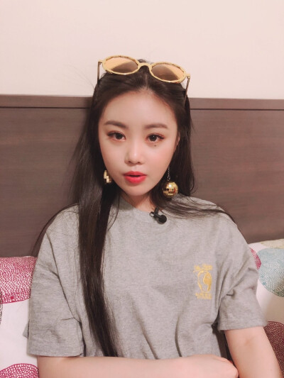190309
不用多说~我会给susu机会说更长的话 嘿嘿嘿嘿
我的欧尼一直很感谢你ㅠㅠ倾听我所有的故事 帮助我 像妈妈一样照顾我 真的很爱你！ 以后我会更努力的~~我会更听话的~~嘿嘿 祝你生日快乐~~~><❣️
