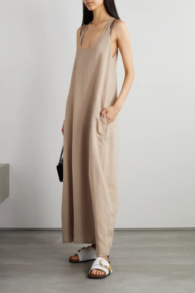 Brunello Cucinelli 这款超长连衣裙裁自轻盈的亚麻，廓形宽松飘逸，多层肩带为低圆领设计增添了层次感，裙身两侧还设有便利的隐形口袋。不妨搭配搭扣拖鞋。
