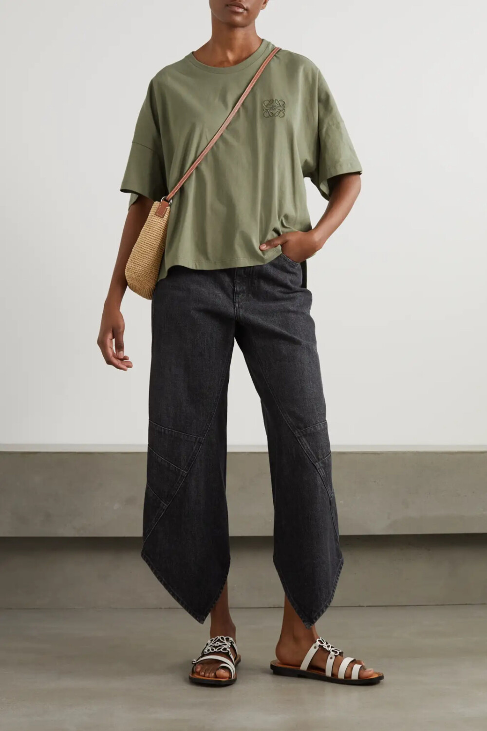 Loewe 的 “Anagram” Logo 首创于 70 年代，被粉丝们戏称为“螃蟹”；现任创意总监 Jonathan Anderson 在 2013 年入主时装屋时，对它了进行大刀阔斧的改造，令其焕发摩登新意。这款 T 恤采用纯棉平纹布制成，呈军绿色，绣有同色的品牌标志。