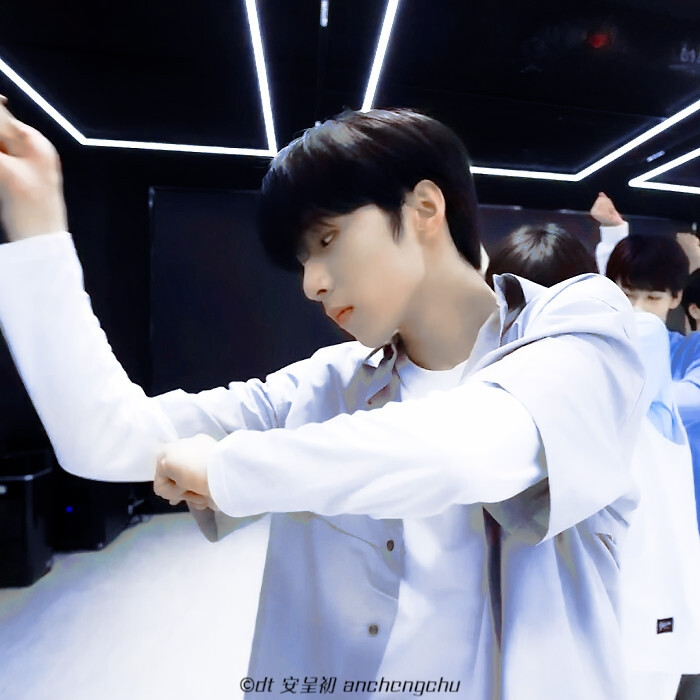 刘耀文 严浩翔 马嘉祺。
在等小少爷的回眸一笑。
原截小兔醉奶。