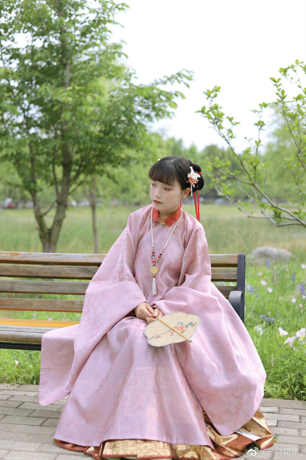 五一节日快乐 一起去湖边踏青吧#汉服#
衣服@明华堂网 发饰@-温宴-
cr@一只花花_